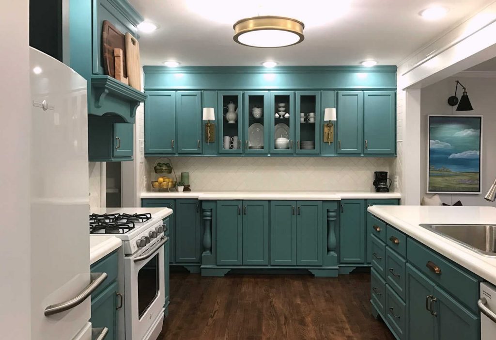 A teal colour on your cabinets gives a punch to your kitchen.
